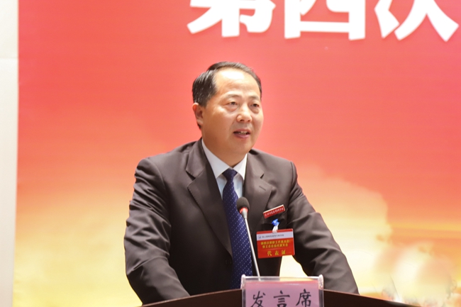 褚金星同志作《校长工作报告》.jpg
