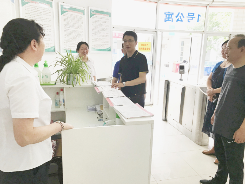 2物业交谈.jpg 2物业交谈.jpg