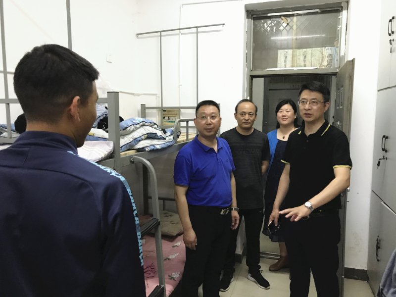 1学生谈话.jpg 1学生谈话.jpg